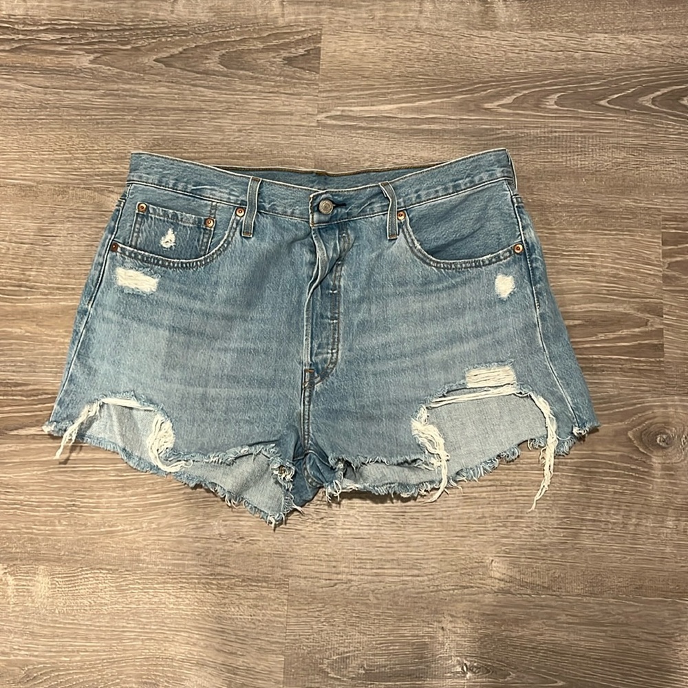 Light Levi’s Jean shorts